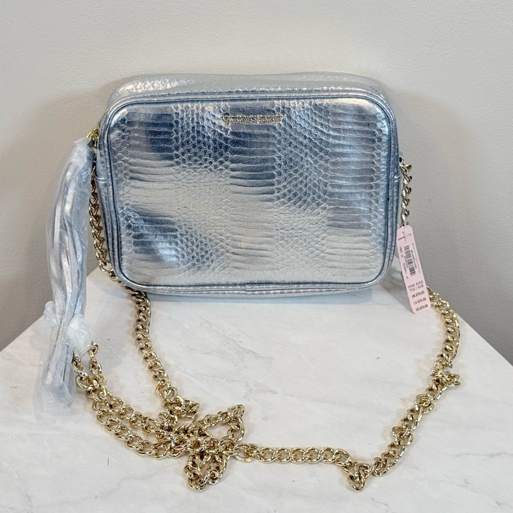 🔥NWT Victoria’s Secret Silver Crossbody Bag with Gold Chain 🔥